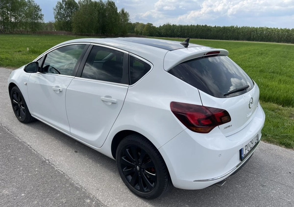 Opel Astra cena 33600 przebieg: 165000, rok produkcji 2013 z Puławy małe 781